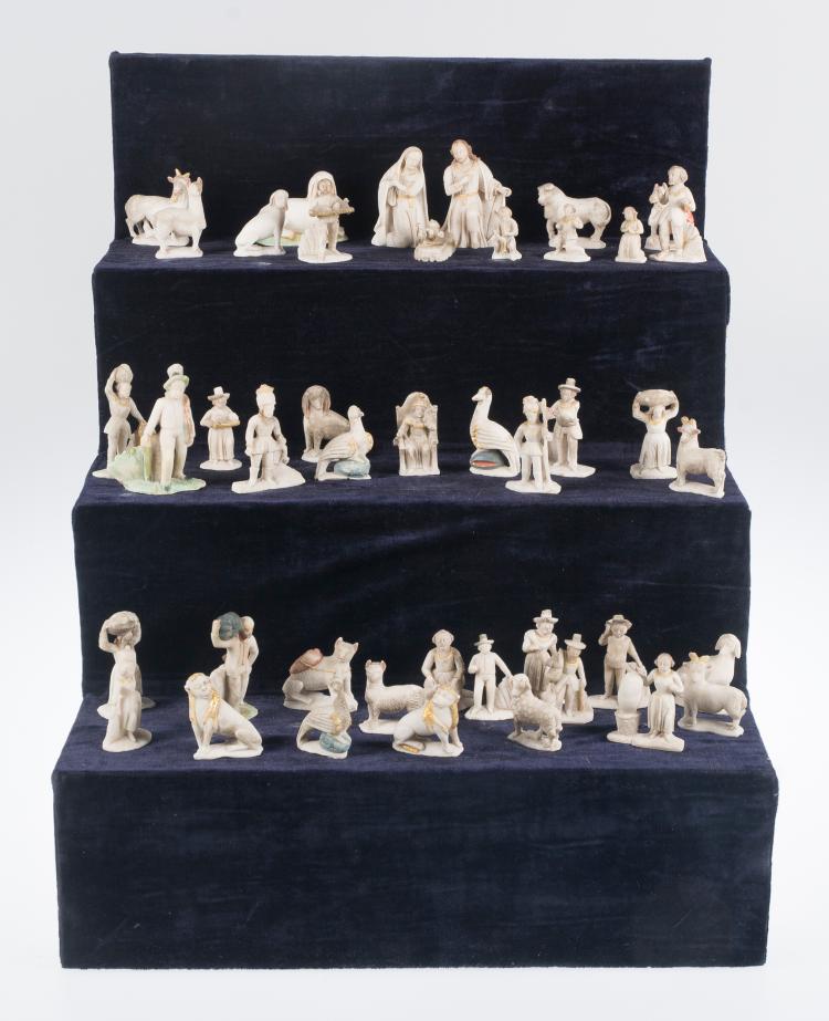 Importante conjunto de 44 figuritas esculpidas en piedra en huamanga formado un Nacimiento. Escuela colonial. Perú. Siglo XVIII.