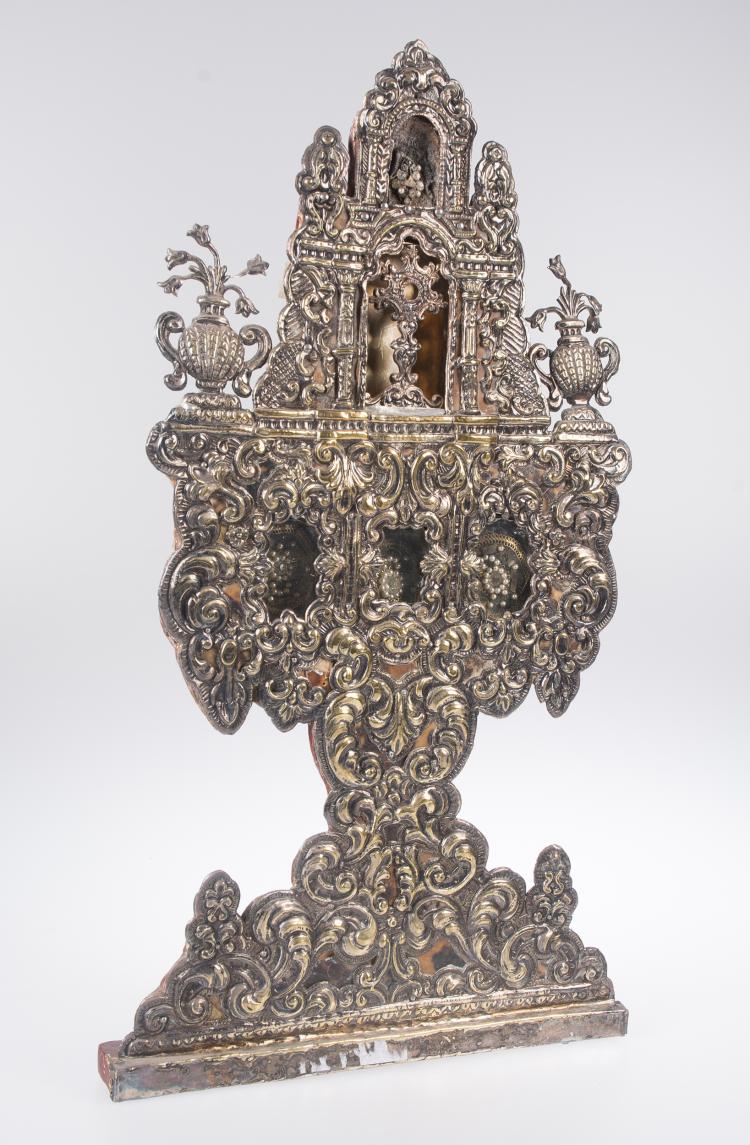 Relicario en plata con alma de madera. Taller colonial. México. Siglo XVIII.