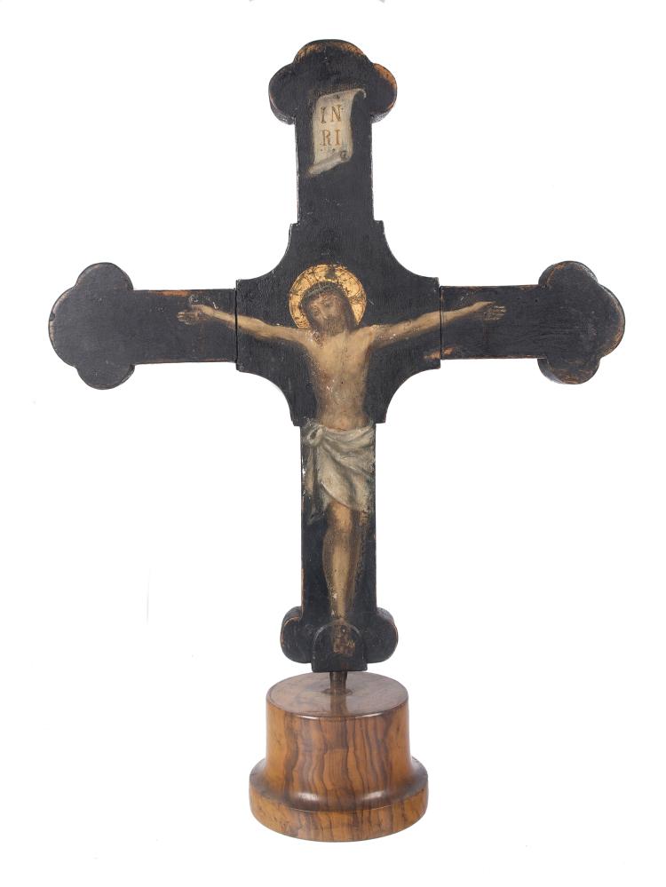 Cruz española en madera tintada en negro, policromada y con herrajes. Siglo XVII.