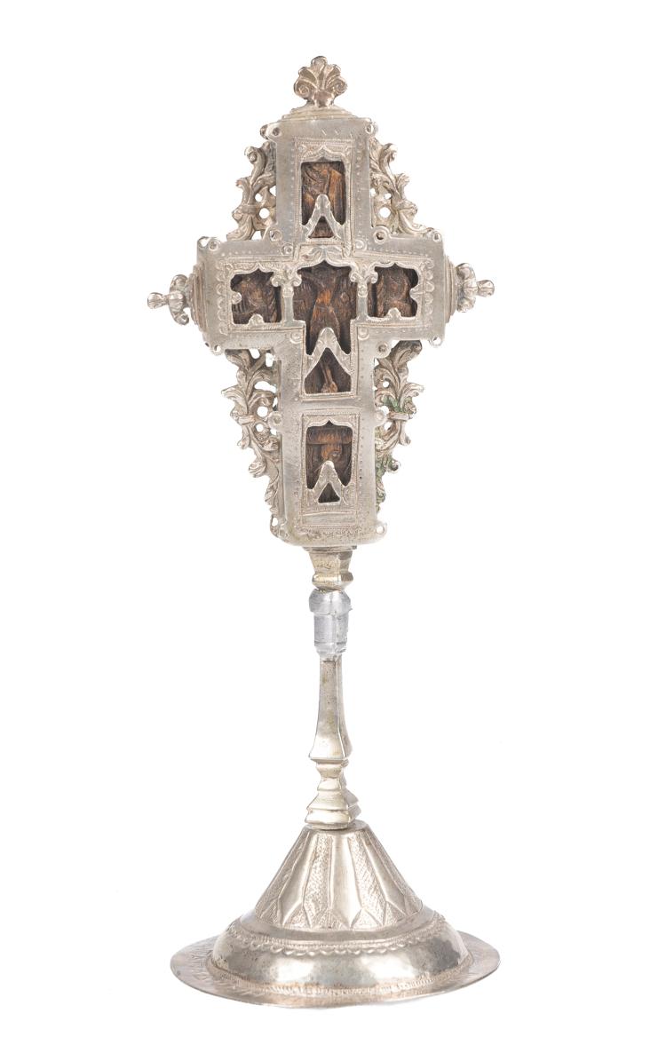 Cruz ortodoxa en metal calado y madera, decorada con volutas florales. Posiblemente Grecia. Siglo XIX.