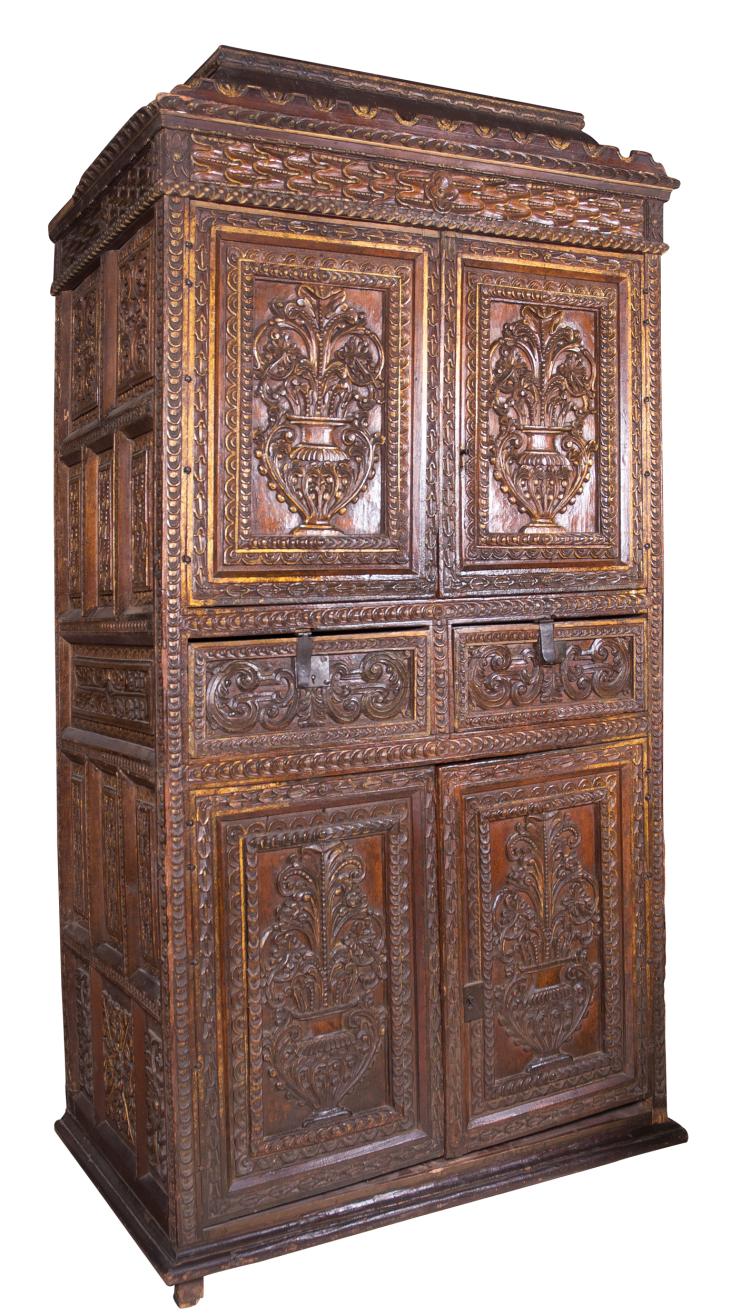 Importante armario en madera tallada, policromada y dorada. Trabajo Virreinal. Perú. Finales del siglo XVII.
