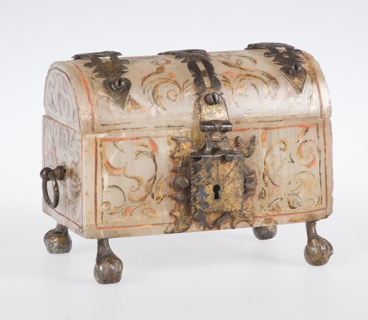 Cajita Tecali. Arqueta en alabastro esculpido, policromado y dorado y herrajes sobredorados. Arte Virreinal. Siglos XVII- XVIII.