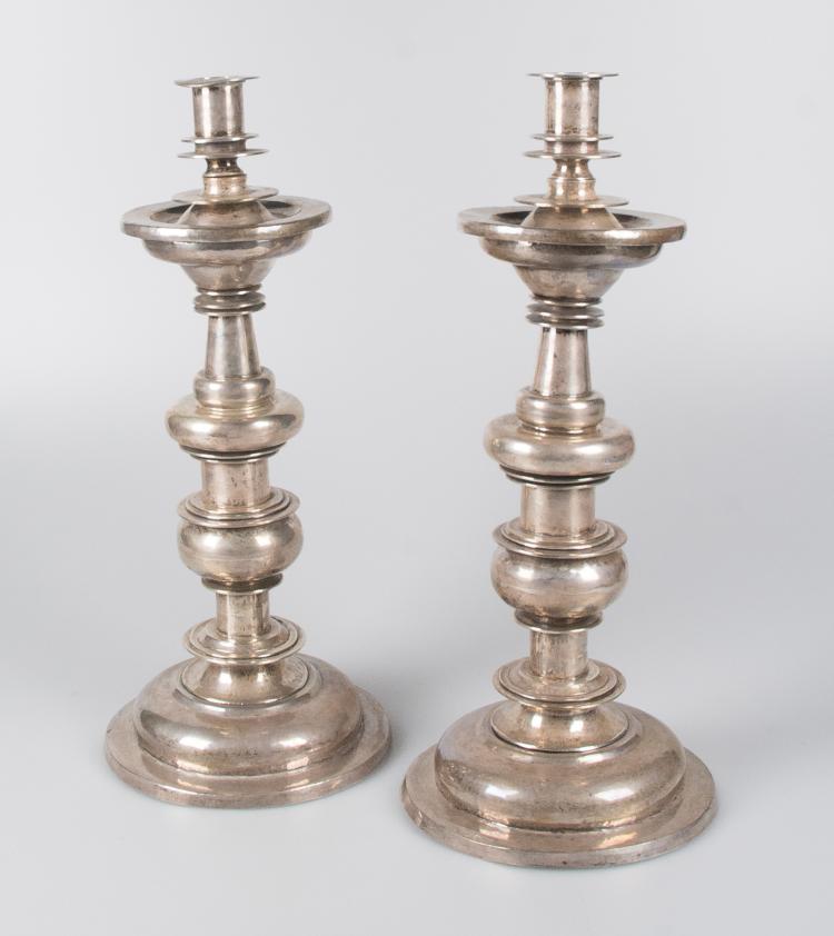 Pareja de grandes candeleros en plata. Siglo XVII - XVIII.
