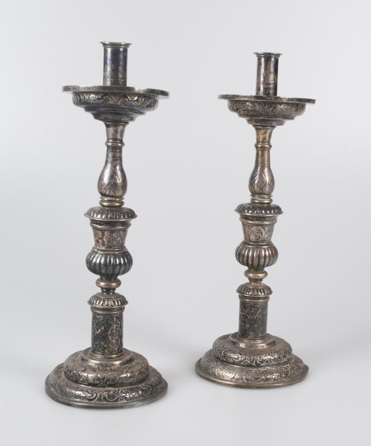 Pareja de candeleros españoles en plata repujada y cincelada. Siglos XVI- XVII.