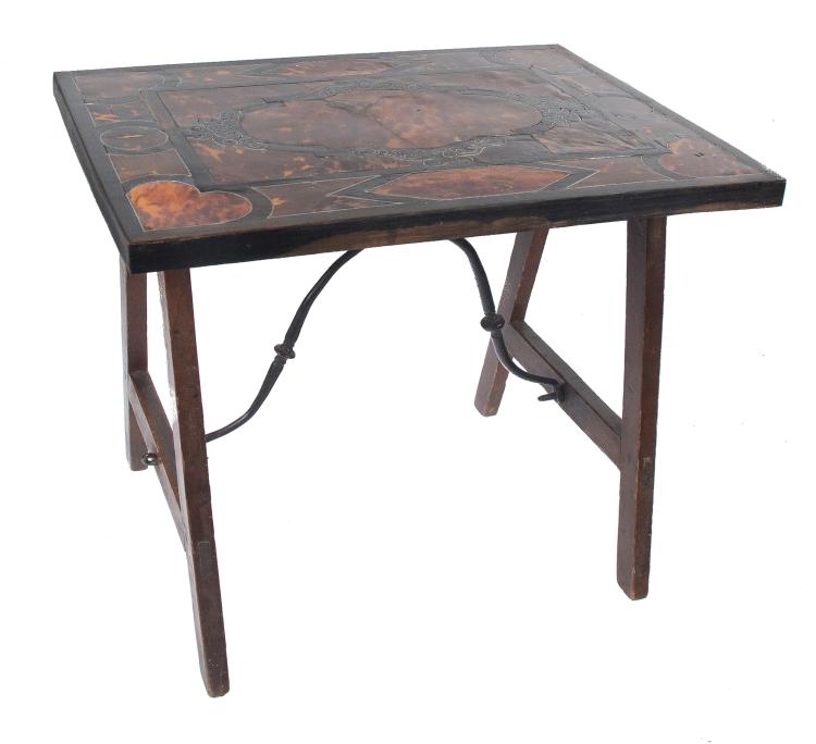 Mesa en madera y carey con herrajes. Trabajo colonial. México. Siglo XVIII.