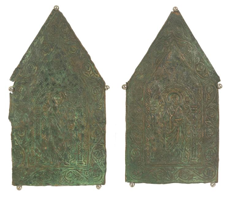 Pareja de laterales de una arqueta relicario en cobre con restos de dorado. Hacia 1300.
