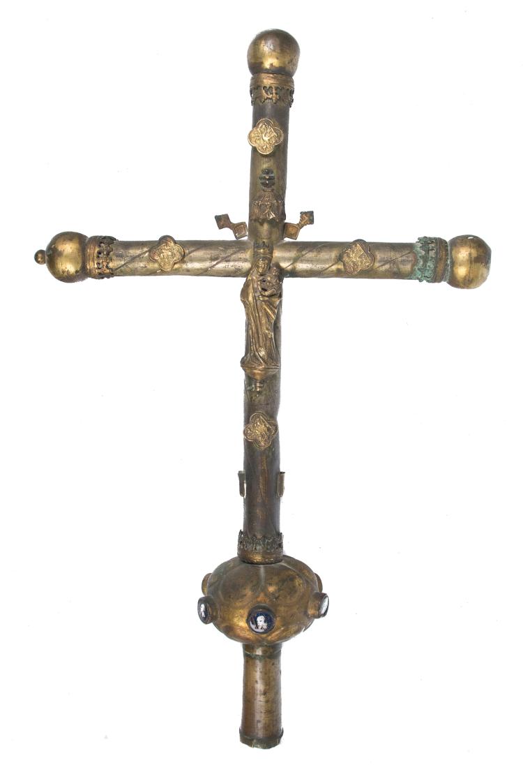 Cruz en cobre dorado y esmaltes. Gótico. Siglo XV.
Posiblemente flamenca o española.