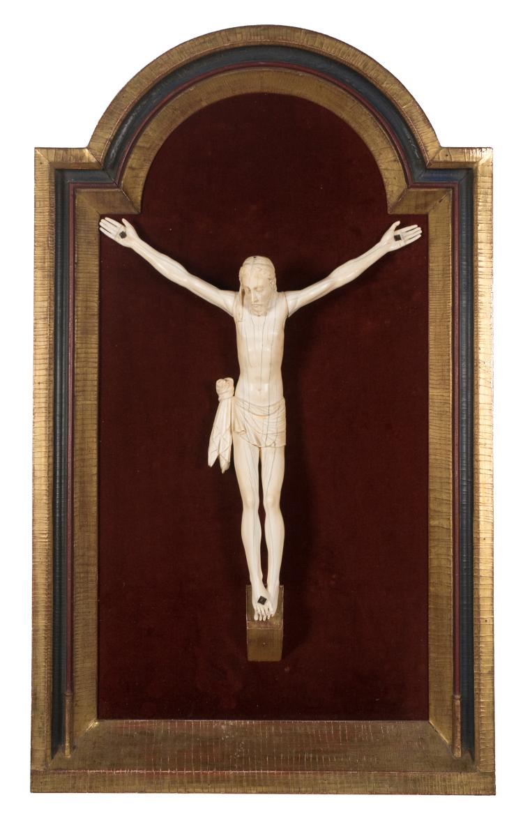 Magnífico Cristo esculpido en marfil. Vertiente Cíngalo-portuguesa. Siglos XVII - XVIII.