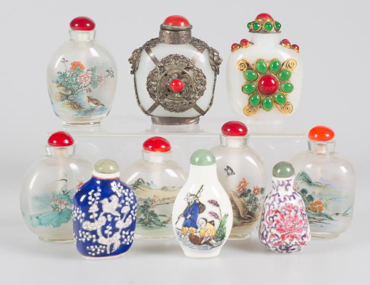 Colección de 10 Snuff-bottle en cristal con pedrería, porcelana, etc. Siglo XX.
