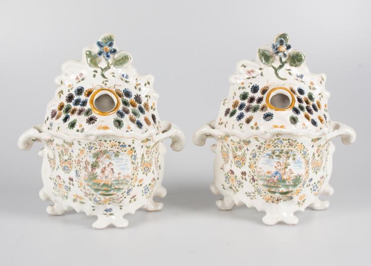 Pareja de floreros en cerámica esmaltada. Moustiers. Francia. Finales del siglo XVIII.