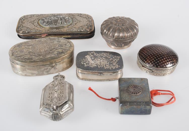 Conjunto de siete cajas en plata. Siglo XIX - XX. 
