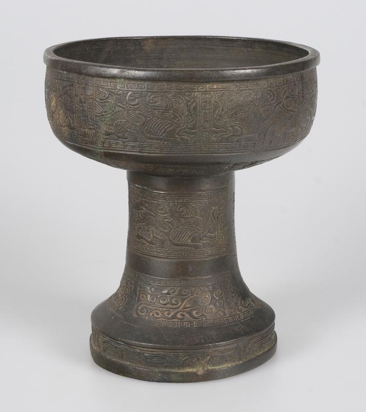 Copa con pie en bronce. China. Siglo XVII - XVIII.
