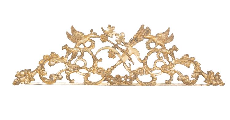 Remate en madera tallada y dorada. Posiblemente Francia. Finales del siglo XVIII. 