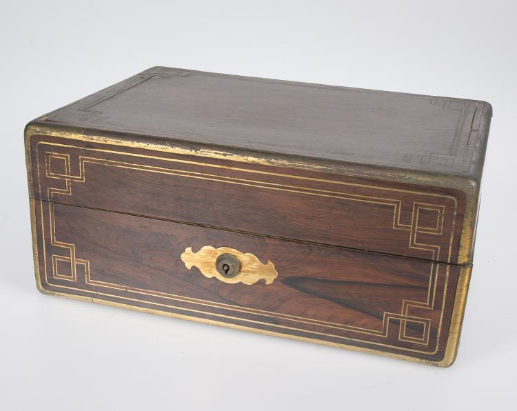Caja en madera con marquetería de latón. Finales del siglo XIX.