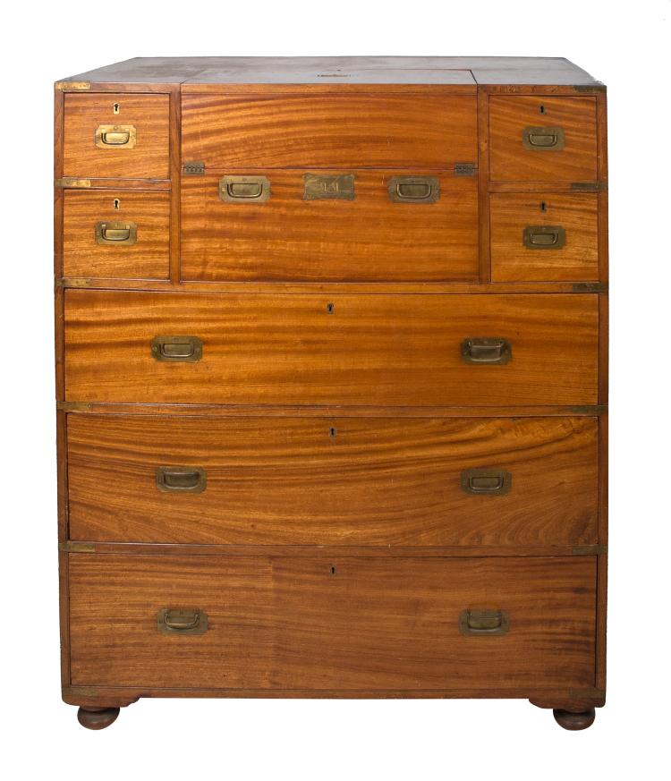 Importante cómoda escritorio de barco de dos cuerpos en madera de teca o alcanfor y herrajes en latón. Siglo XIX.