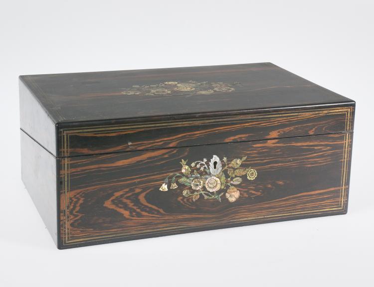 Caja escribanía en madera de palisandro con marquetería de nácar y latón. Siglo XIX.