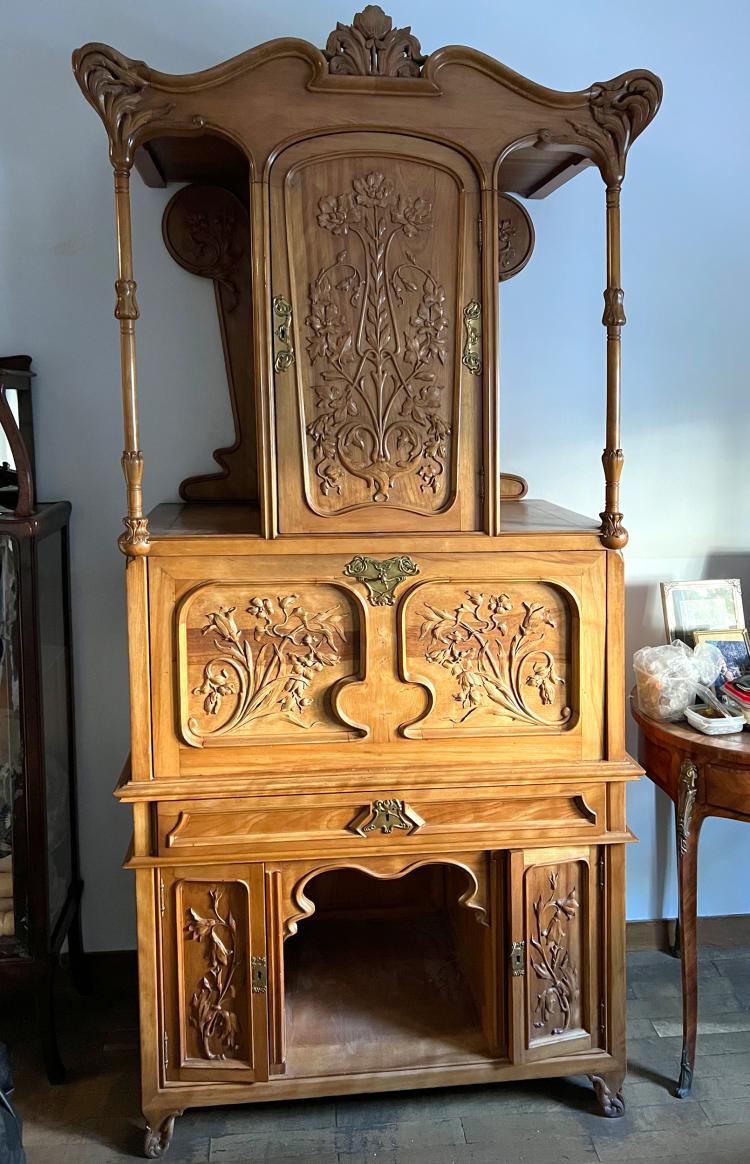 Mueble escritorio en madera de frutal tallada. Art Nouveau. Circa 1900.