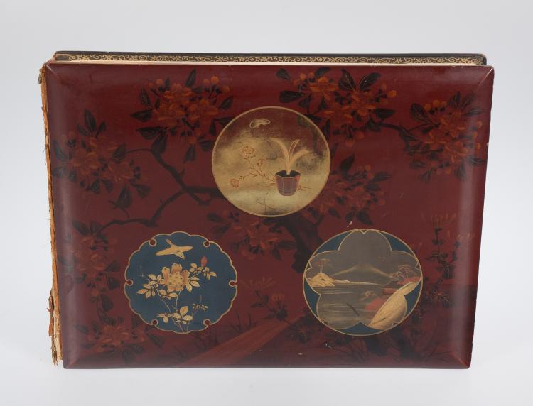 Álbum fotográfico con tapas en laca. Japón. Finales del siglo XIX.