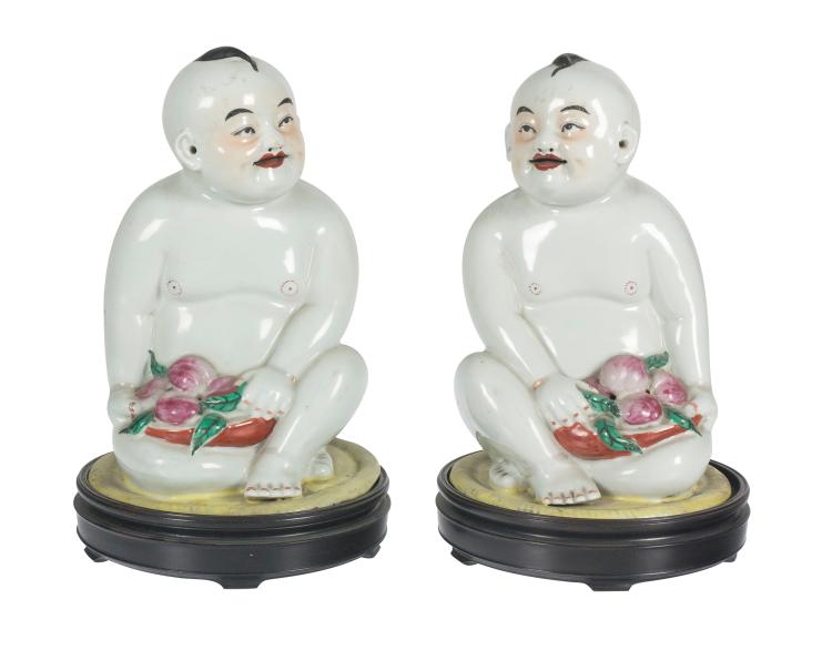 Pareja de budas en porcelana china para exportación. Familia Rosa. Dinastía Qing. Época Qianlong. Hacia 1760. 