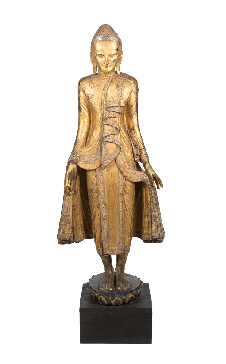 Buda. Figura en madera tallada y dorada. Birmania. Siglo XIX.