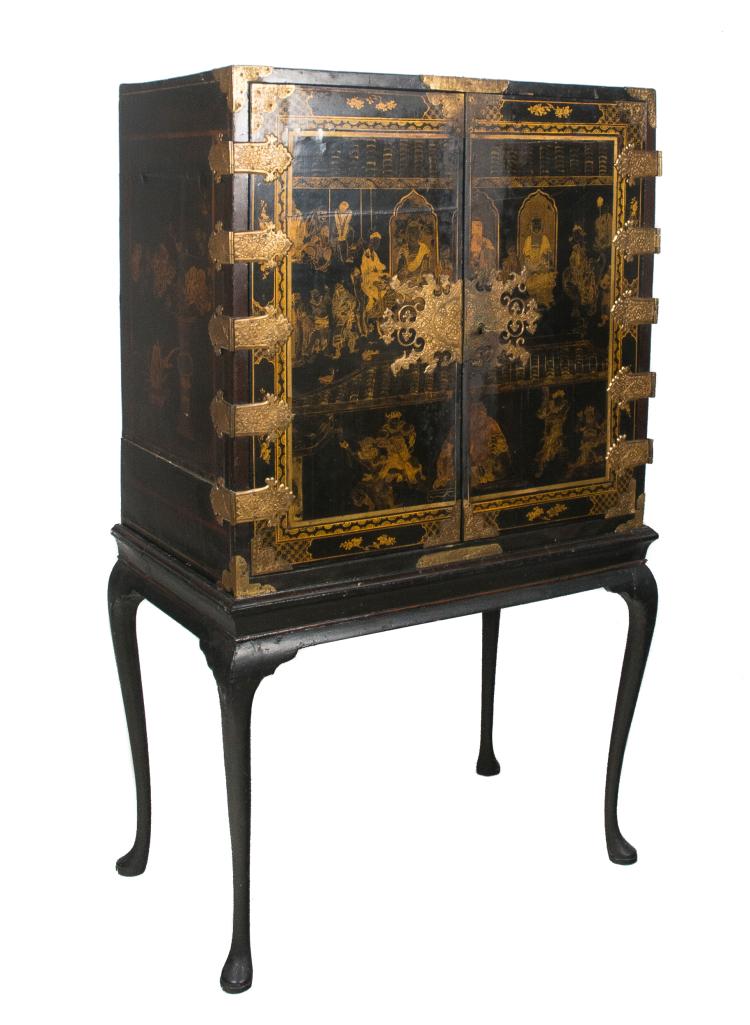 Cabinet en madera lacada y herrajes dorados. China. Siglo XIX.
