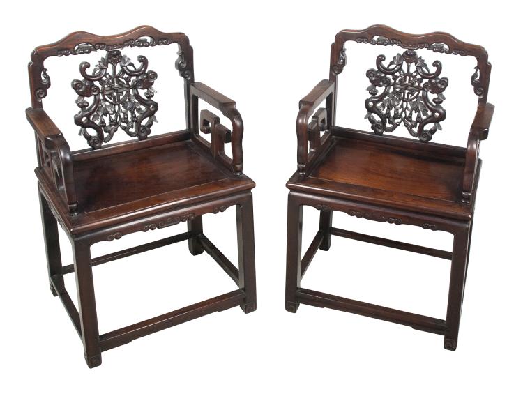 Pareja de sillas en madera. China. Siglo XIX.