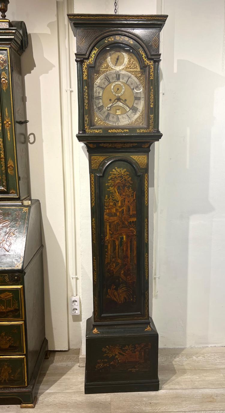 Reloj de pared en madera tallada, lacada y dorada con decoración de 