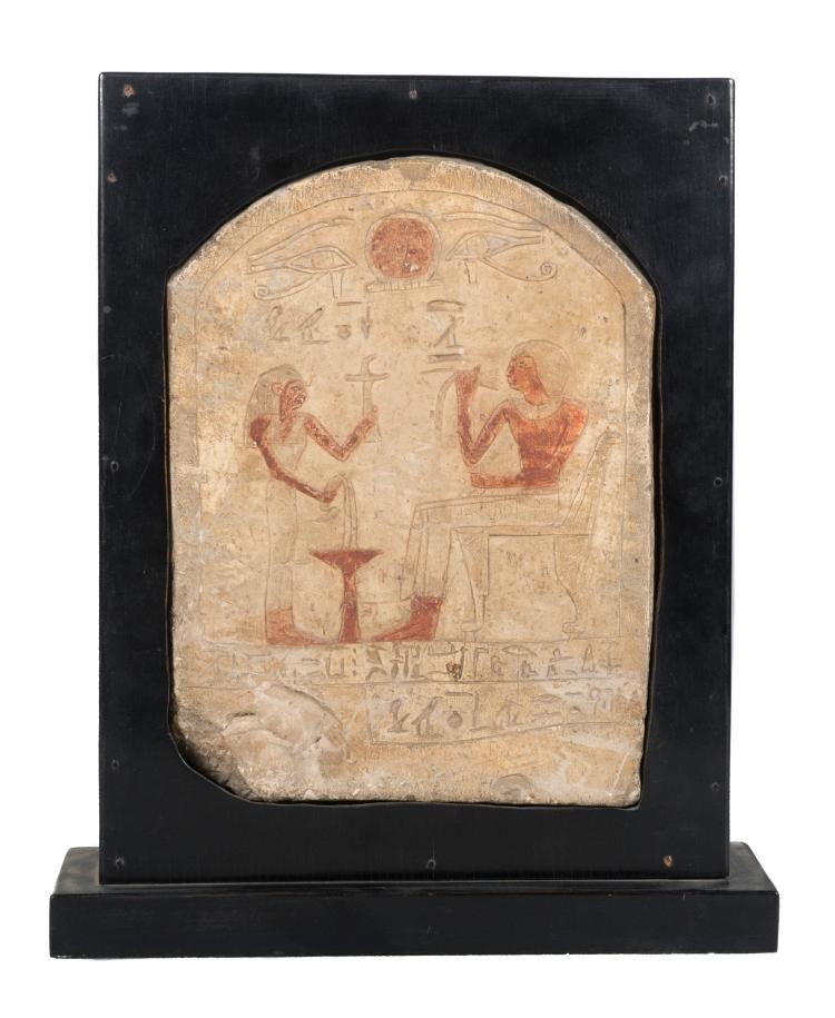 Estela funeraria en piedra caliza policromada posteriormente. Egipto. Nuevo Reino.