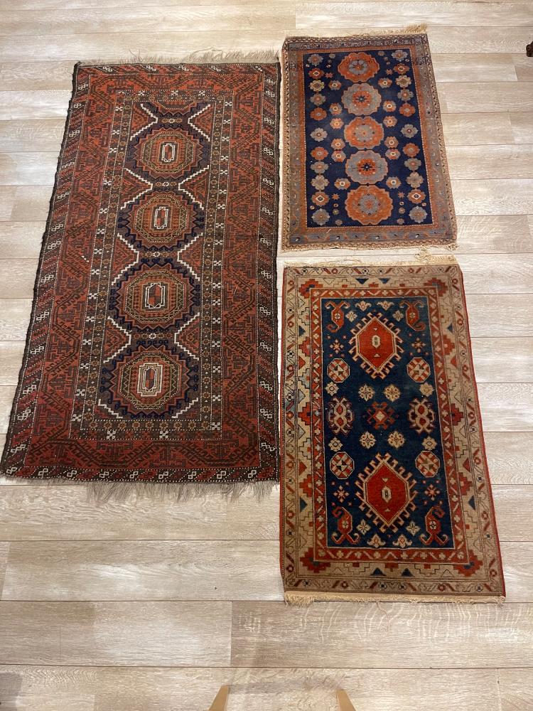 Conjunto de tres alfombras orientales en lana.