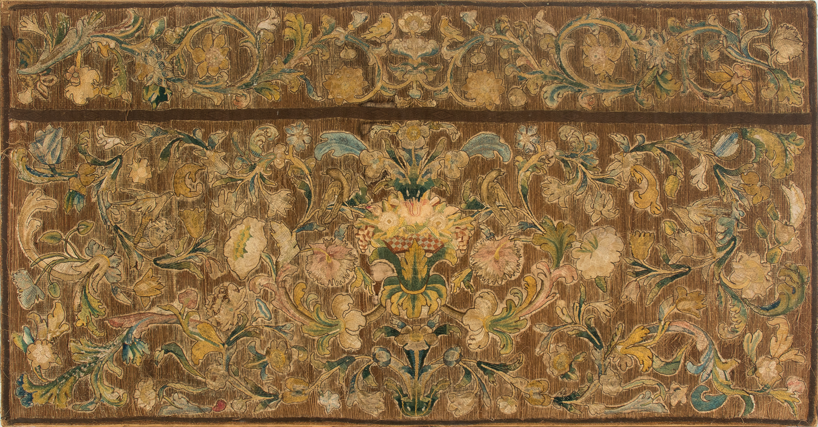 Antipendio bordado en hilos de seda de color. España o Italia. Siglo XVII.