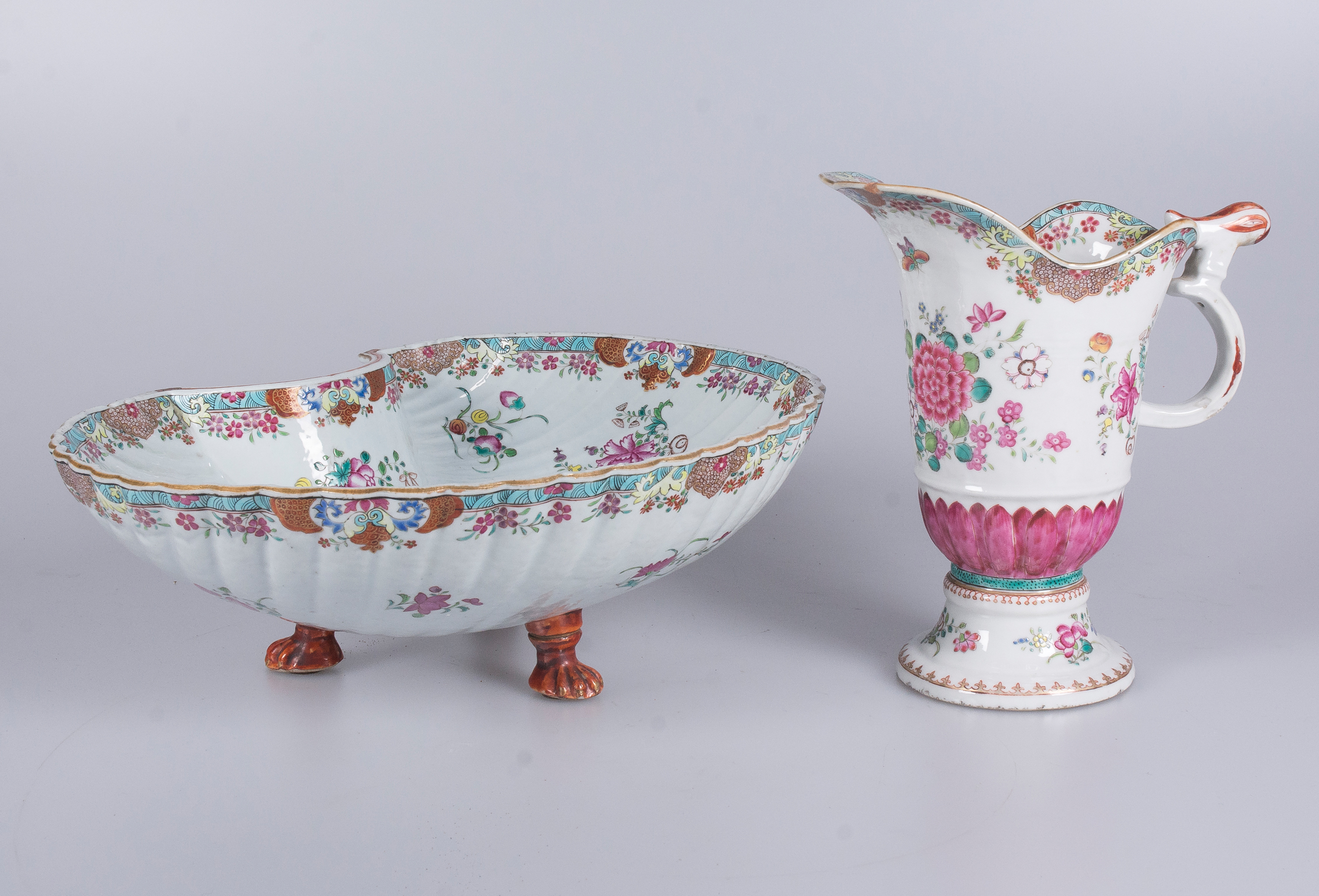 Magnífico conjunto de jarra y bandeja en forma de concha. Familia Rosa. Epoca Qianlong (1736 - 1795). Dinastía Qing.