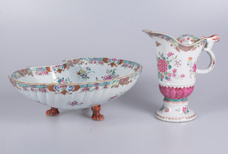 Magnífico conjunto de jarra y bandeja en forma de concha. Familia Rosa. Epoca Qianlong (1736 - 1795). Dinastía Qing.
